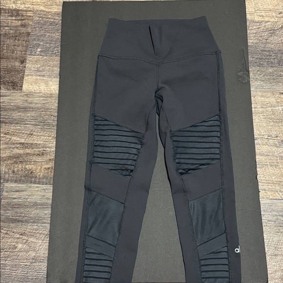 Alo Yoga High-Waist Moto Legging
W5494R Size S - Picture 12 of 14
